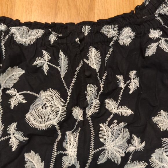 Who What Wear Blouse Top Womens Large Black White Floral Embroidered - Picture 3 of 7